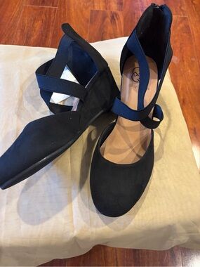 Daisy Fuentes Black Crisscross Ballet Flats